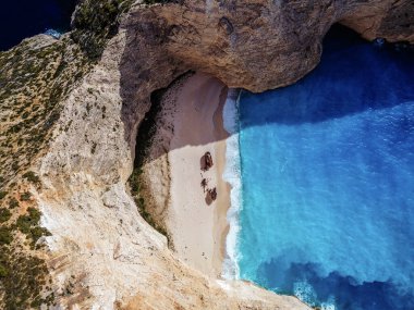 Yunanistan 'ın Zakynthos adasındaki ünlü Navagio plajı (Batık Kumsalı) üzerinde hava manzarası. İyon Denizi 'nin, Navagio' nun ya da Batık Sahili 'nin en güzel mücevherlerinden biri Zakynthos' un dünyaca ünlü doğal görüntüsünden sonra açık ara en popüler mekanıdır.