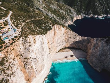 Yunanistan 'ın Zakynthos adasındaki ünlü Navagio plajı (Batık Kumsalı) üzerinde hava manzarası. İyon Denizi 'nin, Navagio' nun ya da Batık Sahili 'nin en güzel mücevherlerinden biri Zakynthos' un dünyaca ünlü doğal görüntüsünden sonra açık ara en popüler mekanıdır.