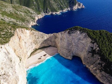 Yunanistan 'ın Zakynthos adasındaki ünlü Navagio plajı (Batık Kumsalı) üzerinde hava manzarası. İyon Denizi 'nin, Navagio' nun ya da Batık Sahili 'nin en güzel mücevherlerinden biri Zakynthos' un dünyaca ünlü doğal görüntüsünden sonra açık ara en popüler mekanıdır.