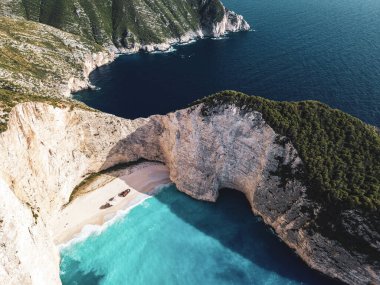 Yunanistan 'ın Zakynthos adasındaki ünlü Navagio plajı (Batık Kumsalı) üzerinde hava manzarası. İyon Denizi 'nin, Navagio' nun ya da Batık Sahili 'nin en güzel mücevherlerinden biri Zakynthos' un dünyaca ünlü doğal görüntüsünden sonra açık ara en popüler mekanıdır.