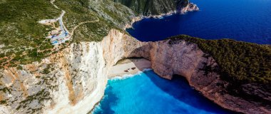 Yunanistan 'ın Zakynthos adasındaki ünlü Navagio plajı (Batık Kumsalı) üzerinde hava manzarası. İyon Denizi 'nin, Navagio' nun ya da Batık Sahili 'nin en güzel mücevherlerinden biri Zakynthos' un dünyaca ünlü doğal görüntüsünden sonra açık ara en popüler mekanıdır.