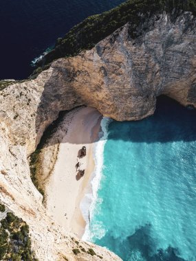 Yunanistan 'ın Zakynthos adasındaki ünlü Navagio plajı (Batık Kumsalı) üzerinde hava manzarası. İyon Denizi 'nin, Navagio' nun ya da Batık Sahili 'nin en güzel mücevherlerinden biri Zakynthos' un dünyaca ünlü doğal görüntüsünden sonra açık ara en popüler mekanıdır.