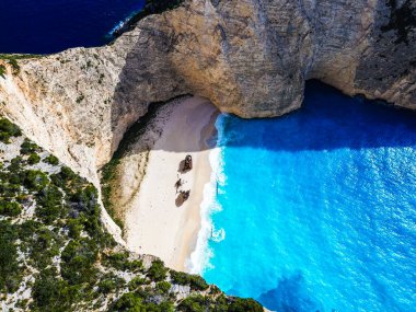 Yunanistan 'ın Zakynthos adasındaki ünlü Navagio plajı (Batık Kumsalı) üzerinde hava manzarası. İyon Denizi 'nin, Navagio' nun ya da Batık Sahili 'nin en güzel mücevherlerinden biri Zakynthos' un dünyaca ünlü doğal görüntüsünden sonra açık ara en popüler mekanıdır.