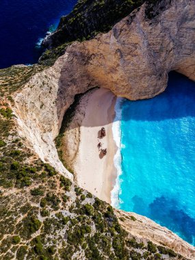 Yunanistan 'ın Zakynthos adasındaki ünlü Navagio plajı (Batık Kumsalı) üzerinde hava manzarası. İyon Denizi 'nin, Navagio' nun ya da Batık Sahili 'nin en güzel mücevherlerinden biri Zakynthos' un dünyaca ünlü doğal görüntüsünden sonra açık ara en popüler mekanıdır.