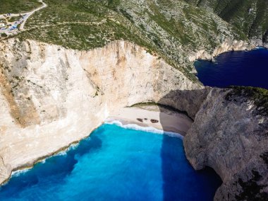 Yunanistan 'ın Zakynthos adasındaki ünlü Navagio plajı (Batık Kumsalı) üzerinde hava manzarası. İyon Denizi 'nin, Navagio' nun ya da Batık Sahili 'nin en güzel mücevherlerinden biri Zakynthos' un dünyaca ünlü doğal görüntüsünden sonra açık ara en popüler mekanıdır.