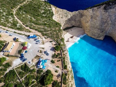 Yunanistan 'ın Zakynthos adasındaki ünlü Navagio plajı (Batık Kumsalı) üzerinde hava manzarası. İyon Denizi 'nin, Navagio' nun ya da Batık Sahili 'nin en güzel mücevherlerinden biri Zakynthos' un dünyaca ünlü doğal görüntüsünden sonra açık ara en popüler mekanıdır.
