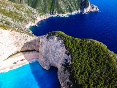 Yunanistan 'ın Zakynthos adasındaki ünlü Navagio plajı (Batık Kumsalı) üzerinde hava manzarası. İyon Denizi 'nin, Navagio' nun ya da Batık Sahili 'nin en güzel mücevherlerinden biri Zakynthos' un dünyaca ünlü doğal görüntüsünden sonra açık ara en popüler mekanıdır.