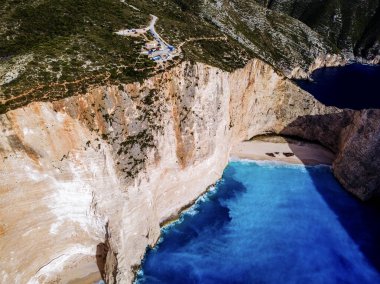 Yunanistan 'ın Zakynthos adasındaki ünlü Navagio plajı (Batık Kumsalı) üzerinde hava manzarası. İyon Denizi 'nin, Navagio' nun ya da Batık Sahili 'nin en güzel mücevherlerinden biri Zakynthos' un dünyaca ünlü doğal görüntüsünden sonra açık ara en popüler mekanıdır.