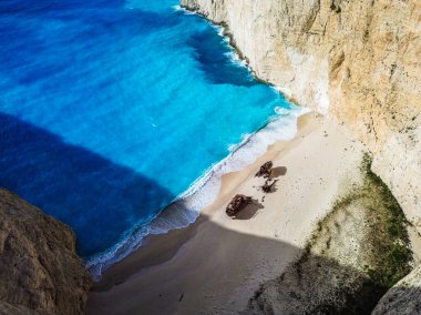 Yunanistan 'ın Zakynthos adasındaki ünlü Navagio plajı (Batık Kumsalı) üzerinde hava manzarası. İyon Denizi 'nin, Navagio' nun ya da Batık Sahili 'nin en güzel mücevherlerinden biri Zakynthos' un dünyaca ünlü doğal görüntüsünden sonra açık ara en popüler mekanıdır.