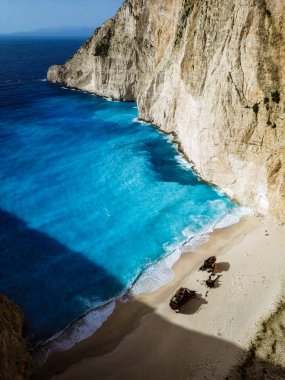 Yunanistan 'ın Zakynthos adasındaki ünlü Navagio plajı (Batık Kumsalı) üzerinde hava manzarası. İyon Denizi 'nin, Navagio' nun ya da Batık Sahili 'nin en güzel mücevherlerinden biri Zakynthos' un dünyaca ünlü doğal görüntüsünden sonra açık ara en popüler mekanıdır.