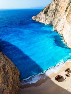 Yunanistan 'ın Zakynthos adasındaki ünlü Navagio plajı (Batık Kumsalı) üzerinde hava manzarası. İyon Denizi 'nin, Navagio' nun ya da Batık Sahili 'nin en güzel mücevherlerinden biri Zakynthos' un dünyaca ünlü doğal görüntüsünden sonra açık ara en popüler mekanıdır.
