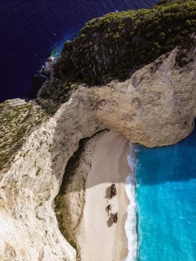 Yunanistan 'ın Zakynthos adasındaki ünlü Navagio plajı (Batık Kumsalı) üzerinde hava manzarası. İyon Denizi 'nin, Navagio' nun ya da Batık Sahili 'nin en güzel mücevherlerinden biri Zakynthos' un dünyaca ünlü doğal görüntüsünden sonra açık ara en popüler mekanıdır.