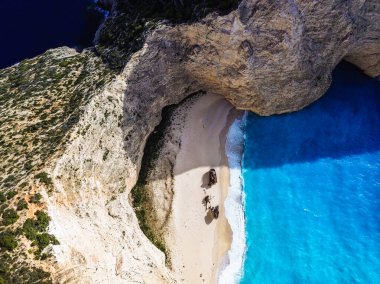 Yunanistan 'ın Zakynthos adasındaki ünlü Navagio plajı (Batık Kumsalı) üzerinde hava manzarası. İyon Denizi 'nin, Navagio' nun ya da Batık Sahili 'nin en güzel mücevherlerinden biri Zakynthos' un dünyaca ünlü doğal görüntüsünden sonra açık ara en popüler mekanıdır.