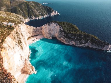 Yunanistan 'ın Zakynthos adasındaki ünlü Navagio plajı (Batık Kumsalı) üzerinde hava manzarası. İyon Denizi 'nin, Navagio' nun ya da Batık Sahili 'nin en güzel mücevherlerinden biri Zakynthos' un dünyaca ünlü doğal görüntüsünden sonra açık ara en popüler mekanıdır.