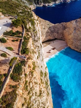 Yunanistan 'ın Zakynthos adasındaki ünlü Navagio plajı (Batık Kumsalı) üzerinde hava manzarası. İyon Denizi 'nin, Navagio' nun ya da Batık Sahili 'nin en güzel mücevherlerinden biri Zakynthos' un dünyaca ünlü doğal görüntüsünden sonra açık ara en popüler mekanıdır.