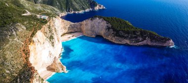 Yunanistan 'ın Zakynthos adasındaki ünlü Navagio plajı (Batık Kumsalı) üzerinde hava manzarası. İyon Denizi 'nin, Navagio' nun ya da Batık Sahili 'nin en güzel mücevherlerinden biri Zakynthos' un dünyaca ünlü doğal görüntüsünden sonra açık ara en popüler mekanıdır.