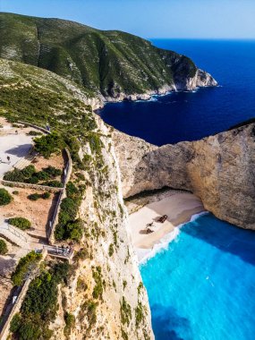 Yunanistan 'ın Zakynthos adasındaki ünlü Navagio plajı (Batık Kumsalı) üzerinde hava manzarası. İyon Denizi 'nin, Navagio' nun ya da Batık Sahili 'nin en güzel mücevherlerinden biri Zakynthos' un dünyaca ünlü doğal görüntüsünden sonra açık ara en popüler mekanıdır.