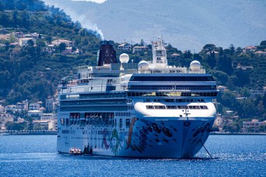 ZAKYNTHOS, GREECE - 8 Haziran 2024: Norveç Pearl Cruise gemisi Yunanistan 'ın Zakynthos adasından ayrılıyor. Zakynthos 'ta Norveç Gemi Gemisi.