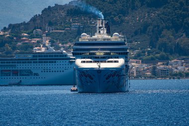 ZAKYNTHOS, GREECE - 8 Haziran 2024: Norveç İncisi ve MSC Armonia Cruise gemisi Yunanistan 'ın İyon Denizi batısındaki Zakynthos adasında demirledi.
