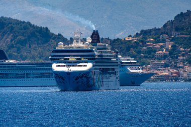 ZAKYNTHOS, GREECE - 8 Haziran 2024: Norveç İncisi ve MSC Armonia Cruise gemisi Yunanistan 'ın İyon Denizi batısındaki Zakynthos adasında demirledi.