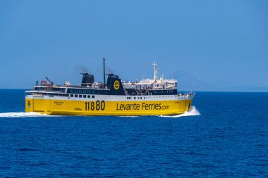 Zakynthos, Yunanistan - 6 Haziran 2024: Levante Feribotlarının lüks feribot Kefalonia 'sı açık denizde yelken açıyor. Levante Feribotları Kefalonia ve Zakynthos 'u Yunanistan' daki Kyllini 'ye bağladı