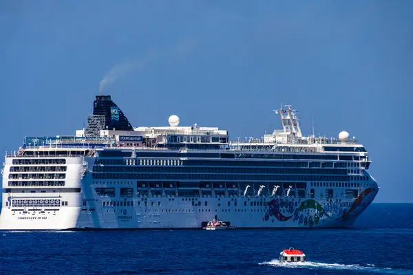 stock image ZAKYNTHOS, GREECE - JUNE 8 2024: Norwegian Pearl Cruise Ship leaving Zakynthos island, Greece. Norwegian Cruise Line Ship at Zakynthos.