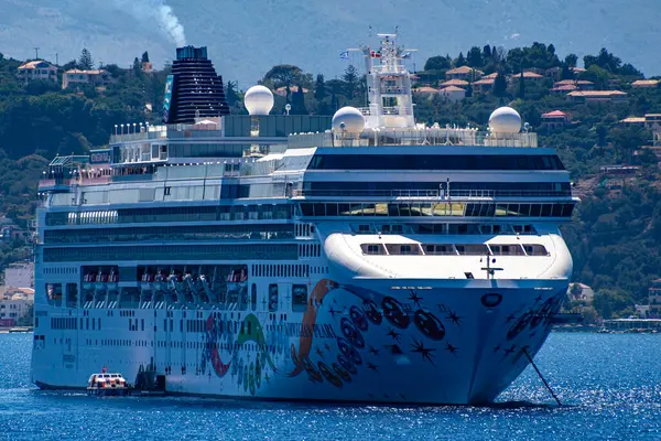 stock image ZAKYNTHOS, GREECE - JUNE 8 2024: Norwegian Pearl Cruise Ship leaving Zakynthos island, Greece. Norwegian Cruise Line Ship at Zakynthos.