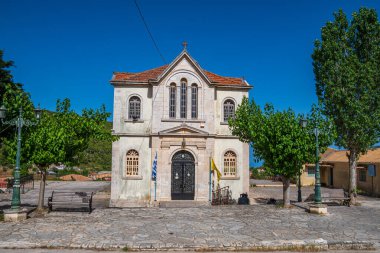 Zakynthos, Yunanistan - 6 Haziran 2024: Laganas kasabasından Navagio plajına giden yolda bulunan Kiliomenos köyünün cephesi. Zakynthos, Yunanistan 'daki iyon adaları.