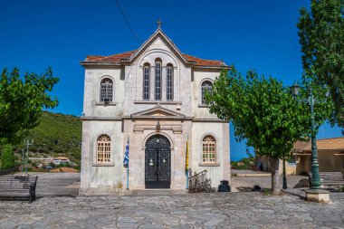 Zakynthos, Yunanistan - 6 Haziran 2024: Laganas kasabasından Navagio plajına giden yolda bulunan Kiliomenos köyünün cephesi. Zakynthos, Yunanistan 'daki iyon adaları.