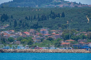 Kyllini, Yunanistan - 10 Haziran 2024: Yunanistan 'ın batısındaki Moreloponnese' de Kyllini kasabasının panoramik deniz manzarası.