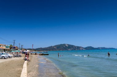 Laganas, Yunanistan - 8 Haziran 2024: Yaz döneminde Zakynthos adasındaki Laganas plajının deniz manzarası. Zakynthos, Batı Yunanistan 'da İyon Denizi.