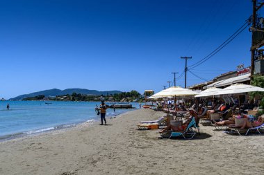 Laganas, Yunanistan - 8 Haziran 2024: Yaz döneminde Zakynthos adasındaki Laganas plajının deniz manzarası. Zakynthos, Batı Yunanistan 'da İyon Denizi.