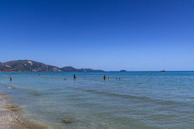 Laganas, Yunanistan - 8 Haziran 2024: Yaz döneminde Zakynthos adasındaki Laganas plajının deniz manzarası. Zakynthos, Batı Yunanistan 'da İyon Denizi.