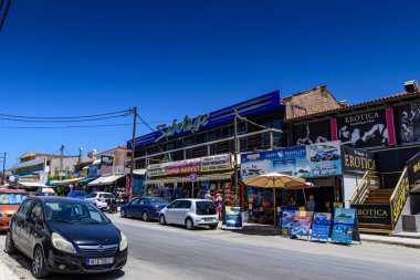 Lagana, Yunanistan - 8 Haziran 2024: Zakynthos adasındaki Lagana kıyı kenti. Lagana, canlı gece hayatı, kumlu plajları ve Loggerhead deniz kaplumbağaları için yuva yeri olmasıyla ünlüdür..