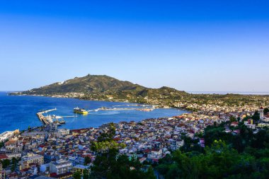 Zakynthos, Yunanistan - 6 Haziran 2024: Zakynthos kasabası üzerindeki Bochali tepesinden güzel manzara. Gün batımında Zakynthos adasının üzerinde panoramik hava manzarası. Zakynthos Adası, Batı Yunanistan