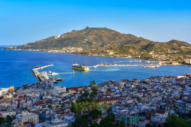 Zakynthos, Yunanistan - 6 Haziran 2024: Zakynthos kasabası üzerindeki Bochali tepesinden güzel manzara. Gün batımında Zakynthos adasının üzerinde panoramik hava manzarası. Zakynthos Adası, Batı Yunanistan
