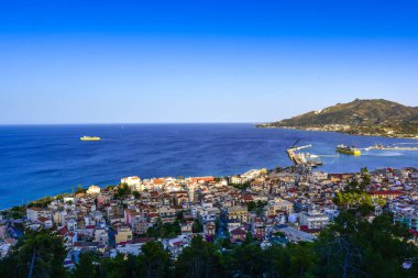 Zakynthos, Yunanistan - 6 Haziran 2024: Zakynthos kasabası üzerindeki Bochali tepesinden güzel manzara. Gün batımında Zakynthos adasının üzerinde panoramik hava manzarası. Zakynthos Adası, Batı Yunanistan