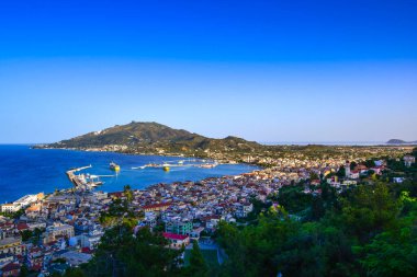 Zakynthos, Yunanistan - 6 Haziran 2024: Zakynthos kasabası üzerindeki Bochali tepesinden güzel manzara. Gün batımında Zakynthos adasının üzerinde panoramik hava manzarası. Zakynthos Adası, Batı Yunanistan