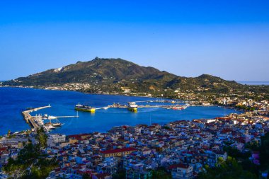 Zakynthos, Yunanistan - 6 Haziran 2024: Zakynthos kasabası üzerindeki Bochali tepesinden güzel manzara. Gün batımında Zakynthos adasının üzerinde panoramik hava manzarası. Zakynthos Adası, Batı Yunanistan