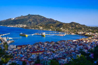Zakynthos, Yunanistan - 6 Haziran 2024: Zakynthos kasabası üzerindeki Bochali tepesinden güzel manzara. Gün batımında Zakynthos adasının üzerinde panoramik hava manzarası. Zakynthos Adası, Batı Yunanistan
