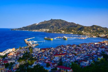 Zakynthos, Yunanistan - 6 Haziran 2024: Zakynthos kasabası üzerindeki Bochali tepesinden güzel manzara. Gün batımında Zakynthos adasının üzerinde panoramik hava manzarası. Zakynthos Adası, Batı Yunanistan