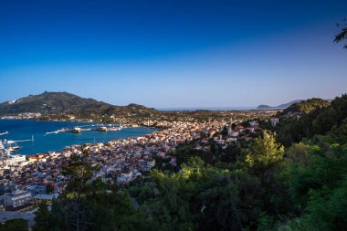 Zakynthos, Yunanistan - 6 Haziran 2024: Zakynthos kasabası üzerindeki Bochali tepesinden güzel manzara. Gün batımında Zakynthos adasının üzerinde panoramik hava manzarası. Zakynthos Adası, Batı Yunanistan