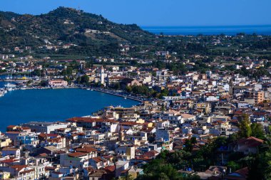 Zakynthos, Yunanistan - 6 Haziran 2024: Zakynthos kasabası üzerindeki Bochali tepesinden güzel manzara. Gün batımında Zakynthos adasının üzerinde panoramik hava manzarası. Zakynthos Adası, Batı Yunanistan