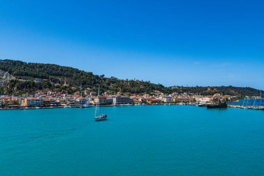 Zakynthos, Yunanistan - 8 Haziran 2024: Kyllini 'ye giden feribottan Zakynthos adasının Tele fotoğrafı. Batı Yunanistan 'daki Zakynthos adası.