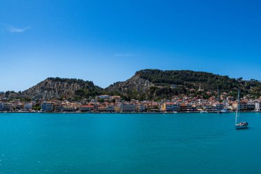 Zakynthos, Yunanistan - 8 Haziran 2024: Kyllini 'ye giden feribottan Zakynthos adasının Tele fotoğrafı. Batı Yunanistan 'daki Zakynthos adası.