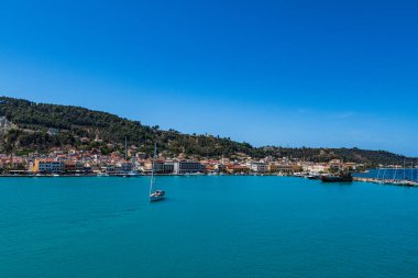 Zakynthos, Yunanistan - 8 Haziran 2024: Kyllini 'ye giden feribottan Zakynthos adasının Tele fotoğrafı. Batı Yunanistan 'daki Zakynthos adası.