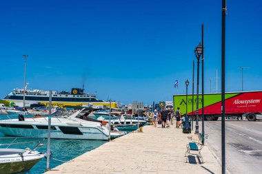 Zakynthos, Yunanistan - 8 Haziran 2024: Yaz döneminde güzel Zakynthos kentinin deniz manzarası. Zakynthos adasının sabah manzarası, Yunanistan 'ın batısı.