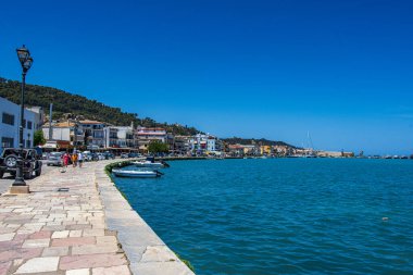 Zakynthos, Yunanistan - 8 Haziran 2024: Yaz döneminde güzel Zakynthos kentinin deniz manzarası. Zakynthos adasının sabah manzarası, Yunanistan 'ın batısı.