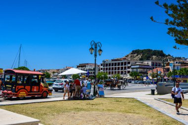 Zakynthos, Yunanistan - 8 Haziran 2024: Yaz döneminde güzel sahil Zakynthos kasabasının kentsel manzarası. Batı Yunanistan 'daki Zakynthos adasında tipik bir gün.