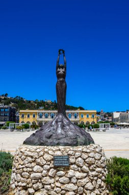 Zakynthos, Yunanistan - 8 Haziran 2024: Batı Yunanistan 'daki Zakynthos adasındaki Solomon Meydanı' nda Özgürlük Heykeli - Kadın heykeli.